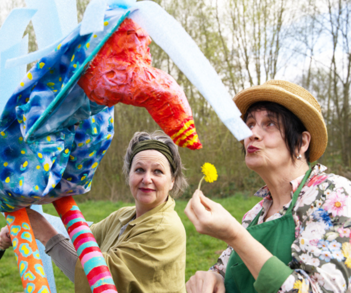 Schauspielerin Felix S. Felix und Figurenspielerin Claudia Olma mit einer Figur. Bild zur Gartenlesung "Etwas im Busch"