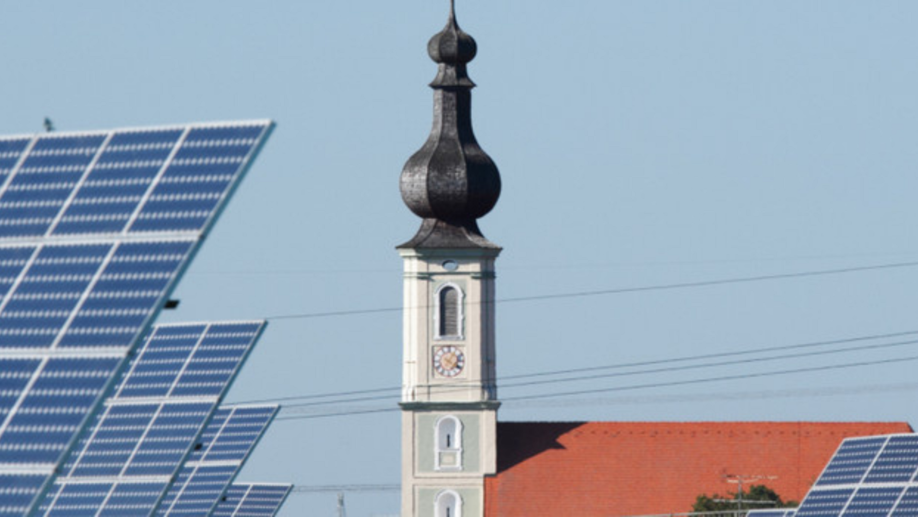 Kirche zwischen Solarpanel