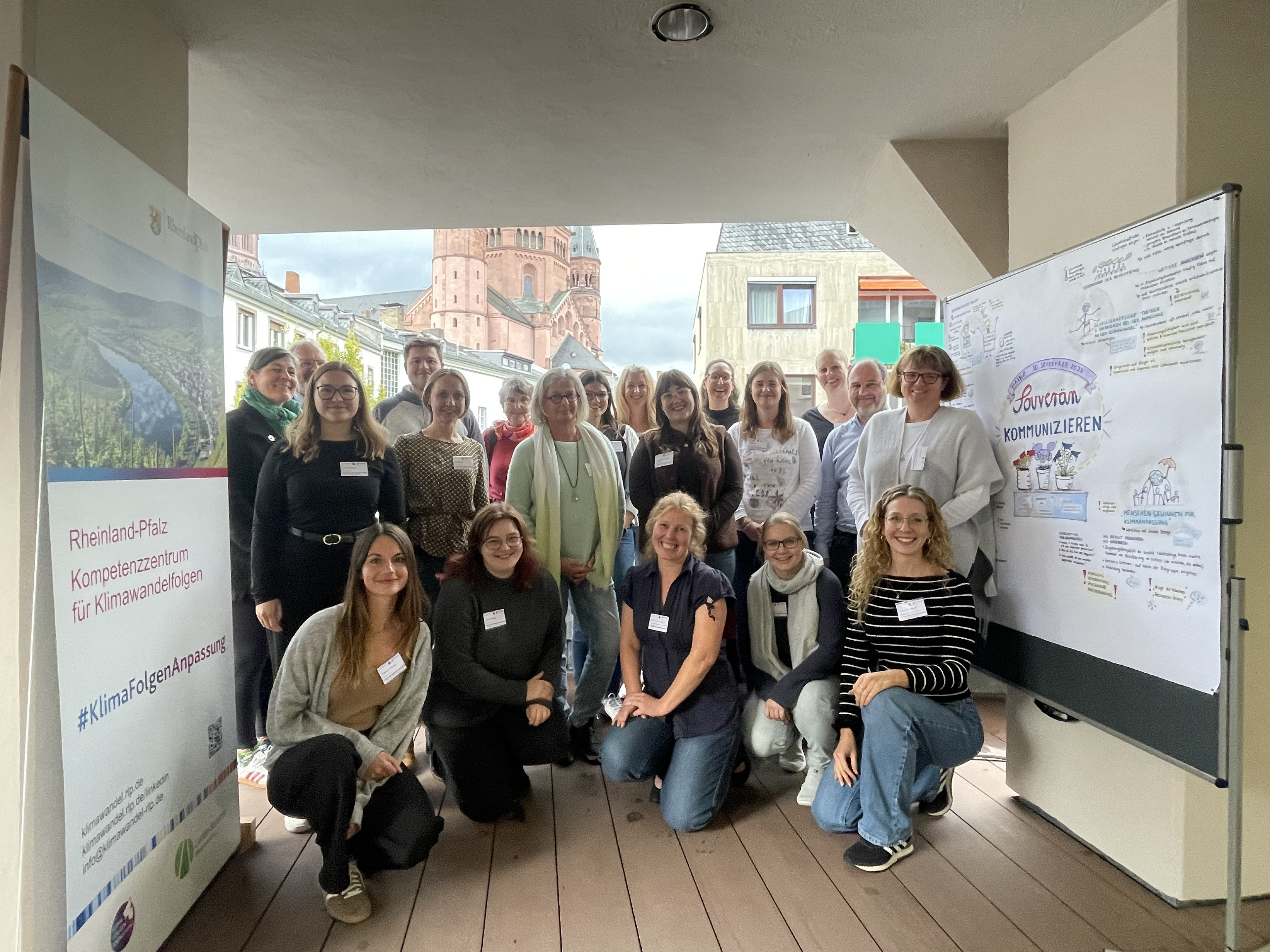 Gruppenbild der Teilnehmerinnen und Teilnehmer der Veranstaltung "Souverän kommunizieren" am 30.09.2025 im Erbacher Hof
