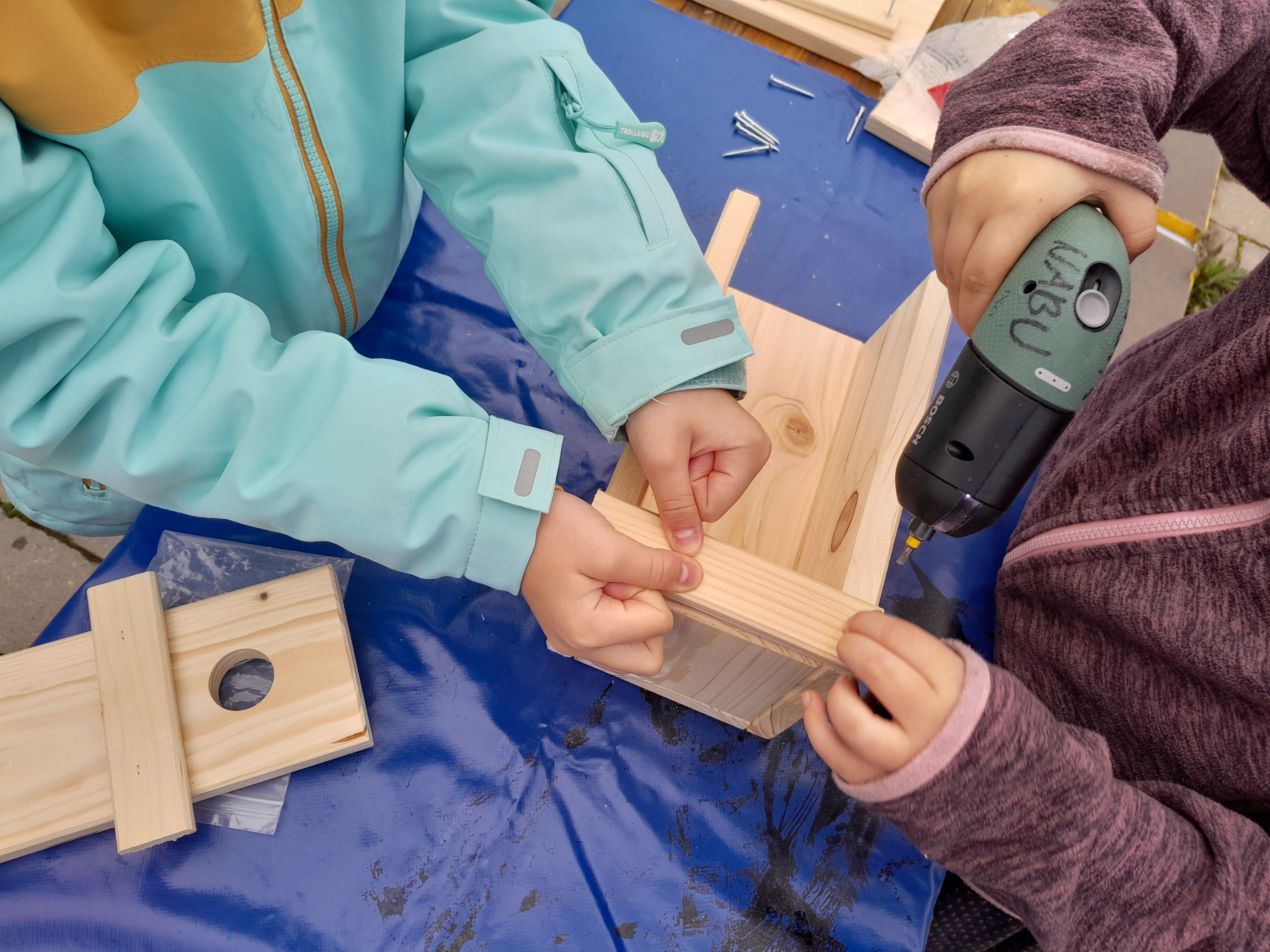 Kinder bauen Nistkästen