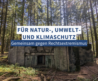Bilder des Veranstaltungsflyers zeigen einen alten überwucherten Bunker in der Natur