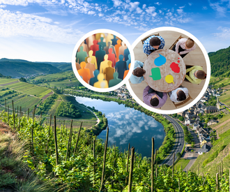 Landschaftsbild von der Mosel in Rheinland-Pfalz. Kleine Bilder zeigen sechs Menschen, die um einen runden Tisch sitze und diskutieren sowie ein illustriertes Bild mit einer Menschenmenge