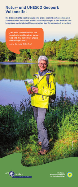Irene Sartoris vor einem See im Natur- und UNESCO Geopark Vulkaneifel
