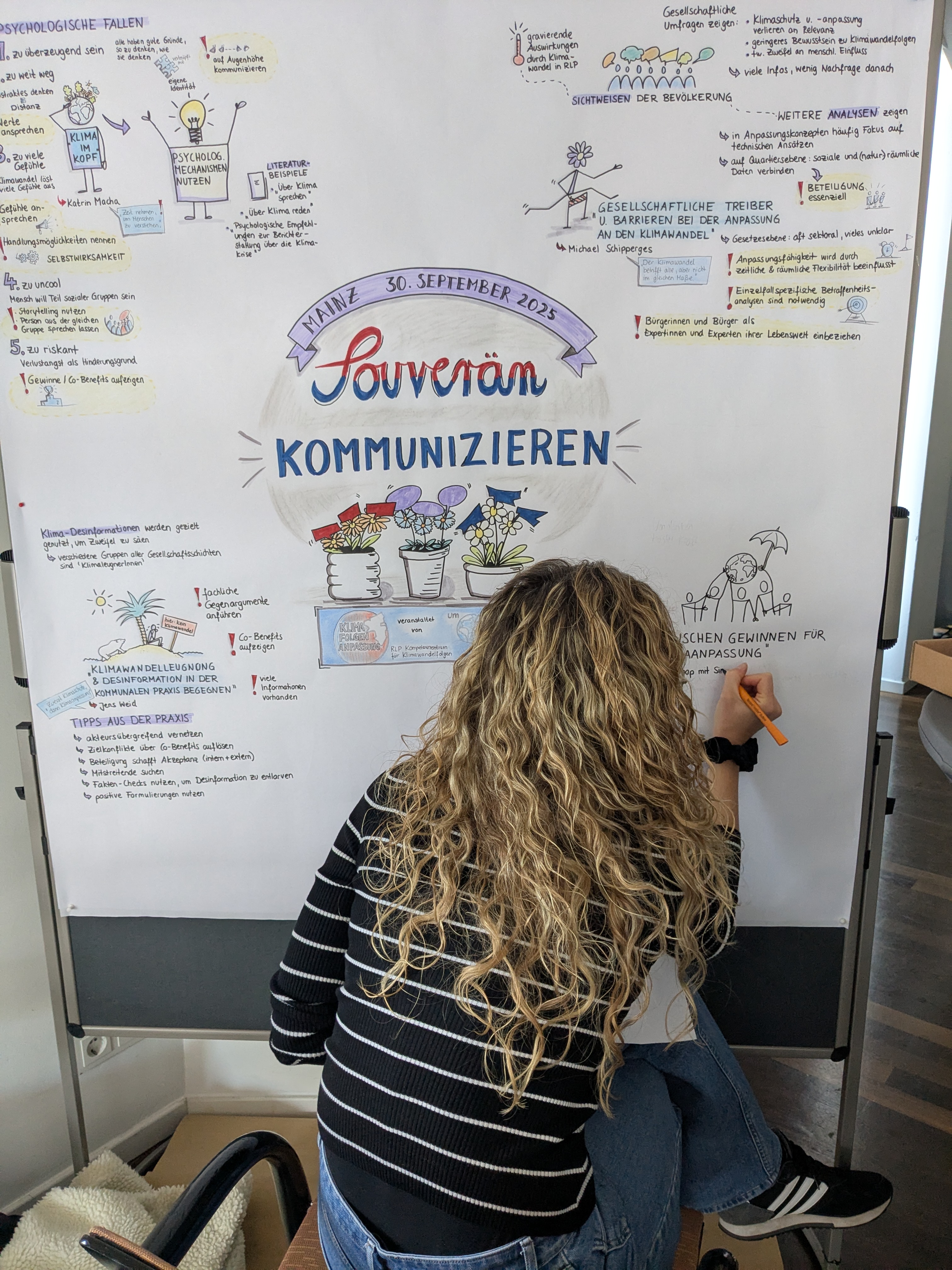 Katrin Berlinghoff beim Graphic Recording zur Veranstaltung "Souverän kommunizieren" vom 30.09.2025 im Erbacher Hof